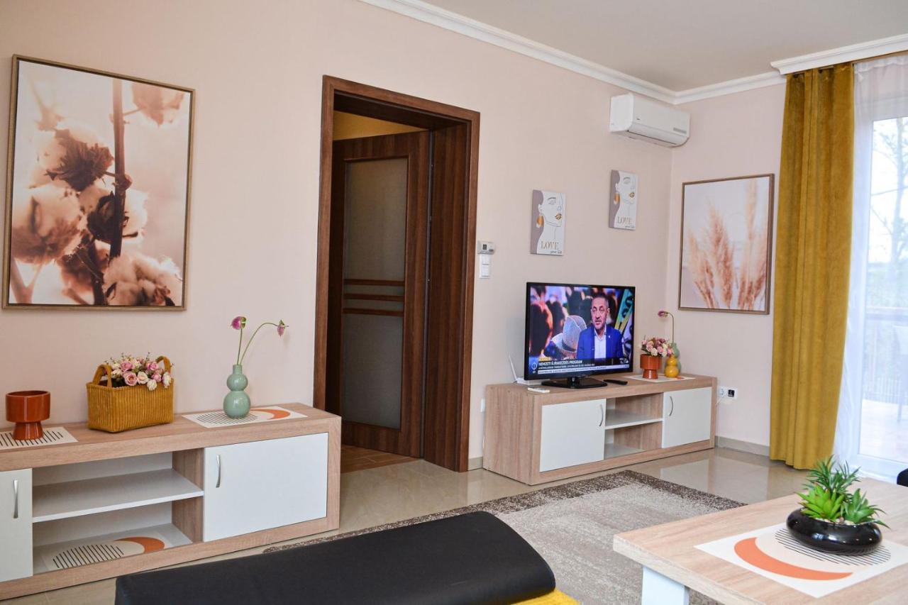 Unicum Apartman ไฮจ์ดุสโซบอสโล ภายนอก รูปภาพ